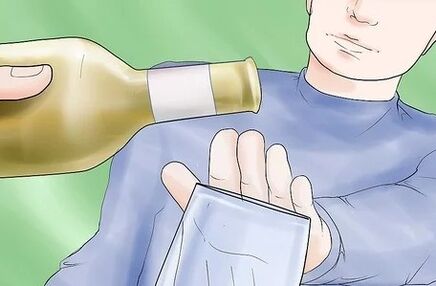 Atopa a forza para negarse a beber